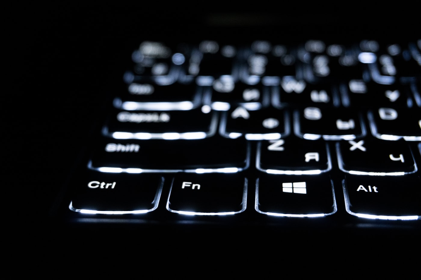 Teclado retroiluminado — o cuidado de quem escreve cada linha