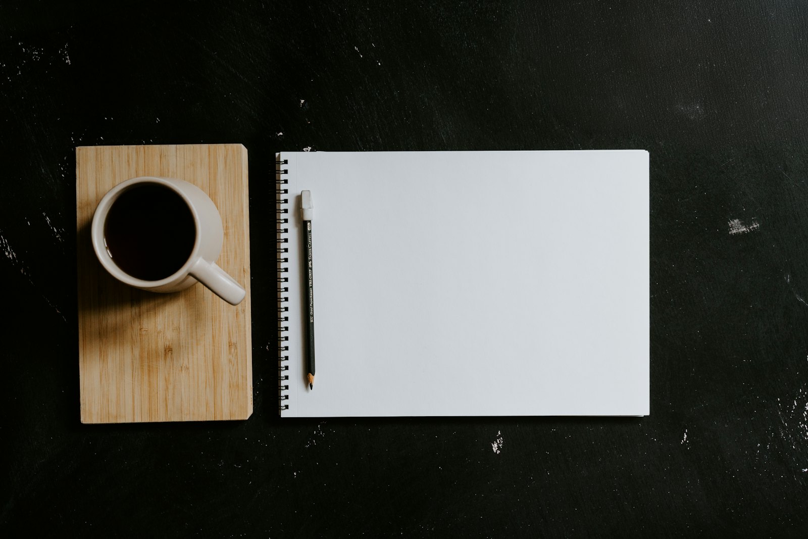 Caderno em branco, lapis e cafe — o comeco de cada projeto
